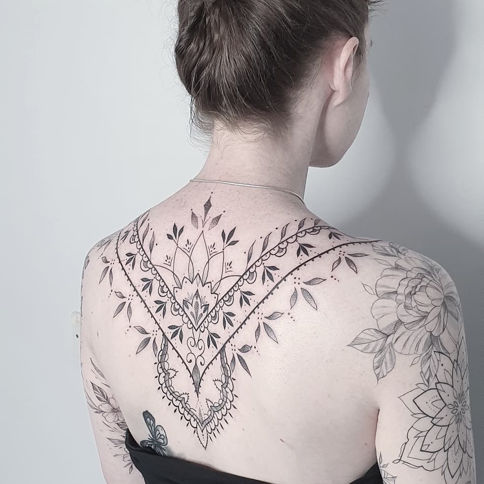 Discover 81+ fine line back tattoos super hot - in.eteachers